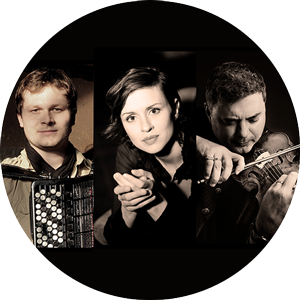 Trio Klangstrukturen, Robert Kusiolek (Akkordeon), Elena Chekanova (Live-Elektronik) und Anton Sjarov (Violine, Klangobjekte)